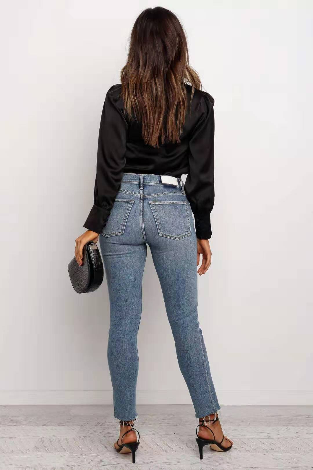 Silkesblus med Volanger Från Kontoret till Kväll