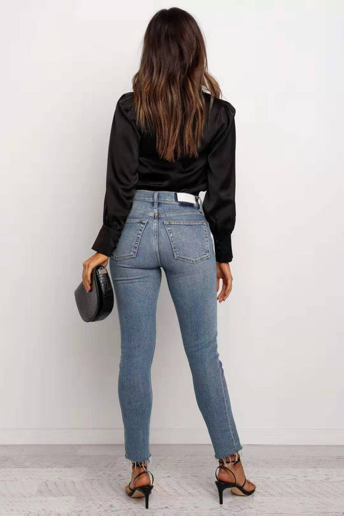 Silkesblus med Volanger Från Kontoret till Kväll